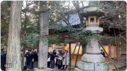 새해 첫날 일본에서 발생한 지진으로 오래 된 석등이 오뚜기처럼 흔들리고 있다.   사진=X(옛 트위터)